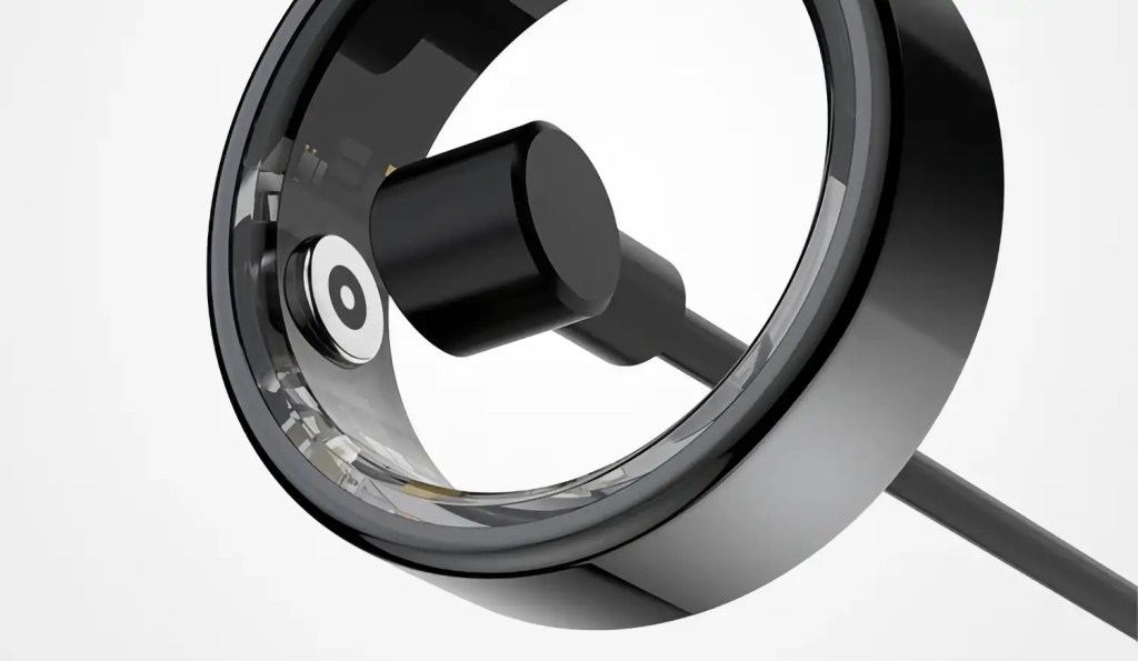 The R02 smart ring magnetic charger. Image by Colmi