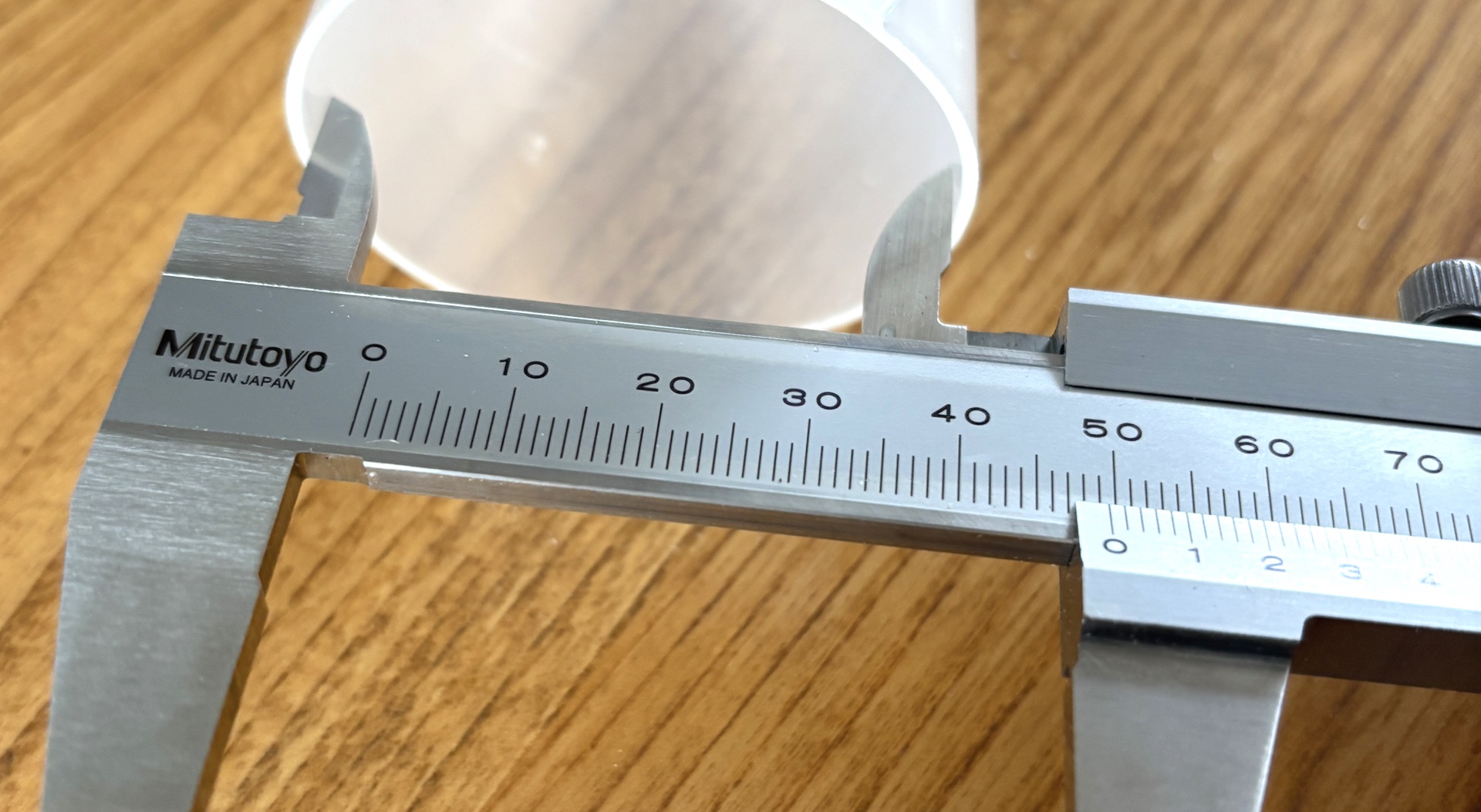 Vernier callipers inner measurement. Image © 2025, Tony Smith (@smittytone). All rights reserved.